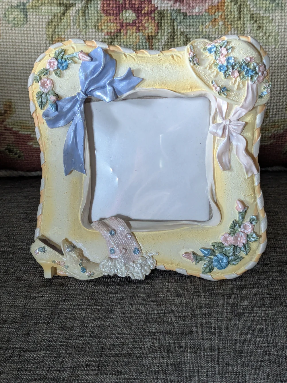Decorative Vintage Floral Ribbon Picture Frame
